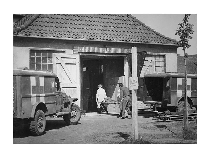Ambulanzieri AFS portano i pazienti nella Human Laundry. Bergen Belsen, 1945