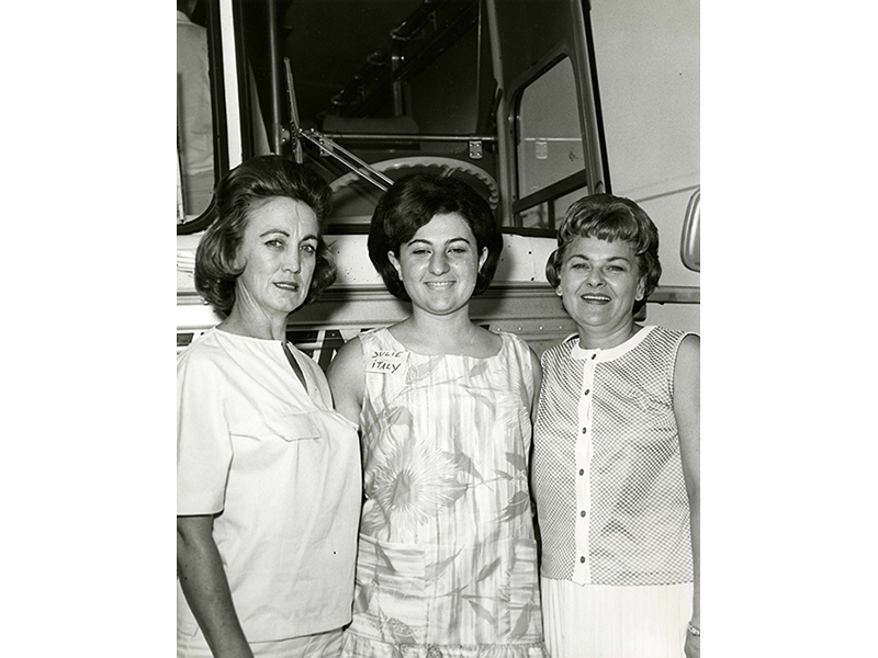Giuliana Fragassi (Italia-USA, 1964)con Miss Morgan, sua madre americana e Mrs. J.L.Angle bus chairman durante il Bus Trip. 1964