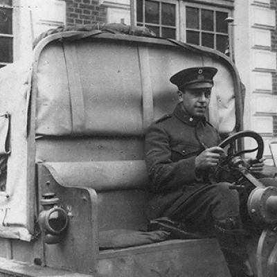 Stephen Galatti al volante di un'ambulanza all'Ospedale Americano di Parigi, 1915